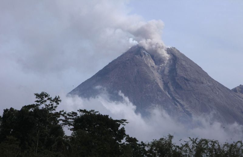 Indonezia, sub apă şi foc. Un tsunami şi patru vulcani care erup simultan