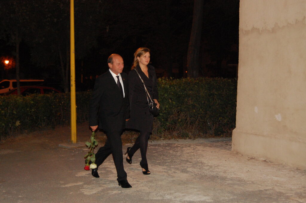 Peste o sută de persoane la privenghiul mamei preşedintelui Traian Băsescu