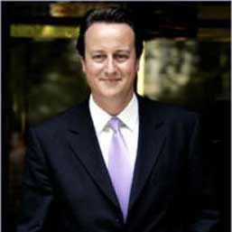 Premierul britanic David Cameron, cu şosetele rupte