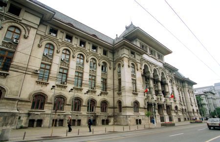 Primăria Capitalei plăteşte 8.600 de euro pe lună ca să-şi cureţe sediile