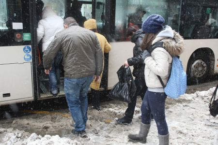 RATB, dispusă să plătească 35 de euro pentru o oră de deszăpezire