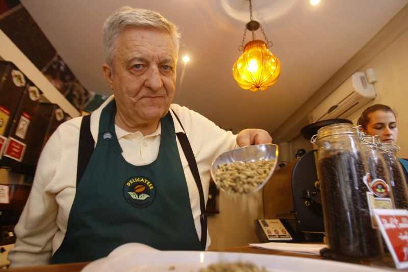 Secretele cafelei, servite de ultimul cafegiu în viaţă