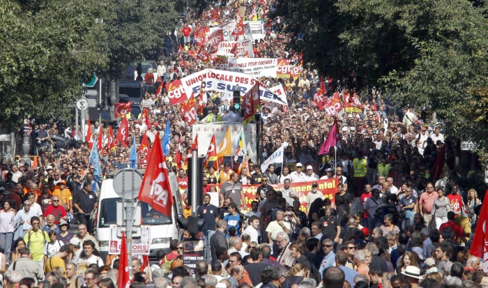 Sindicatele franceze pregătesc o grevă pe termen nelimitat