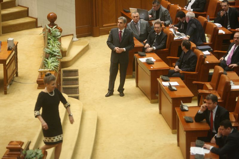 Stimulentele de la Finanţe, introduse de deputaţi în salariile de bază