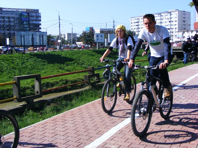 Studenţii de la ASE primesc biciclete de închiriat gratuit