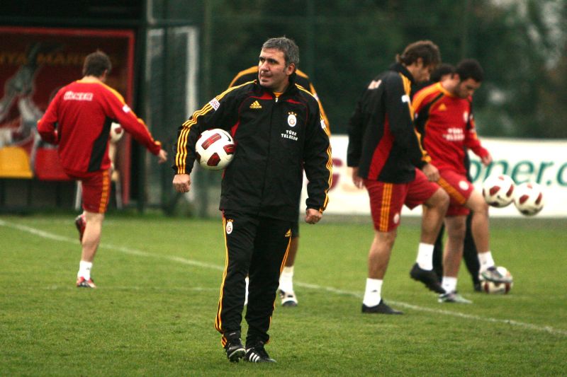 Turcii s-au îmbulzit să-i pupe mâna lui Hagi!