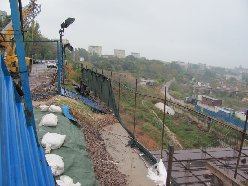 Zece blocuri, în pericol să o ia la vale odată cu faleza