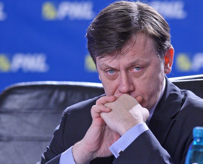 Băsescu, atac la Crin: Ştiu că mogulii şi-au angajat alt politician. Nu vine decât la ciolan