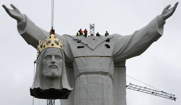 Cea mai înaltă statuie din lume a lui Iisus Hristos, inaugurată în Polonia | FOTO