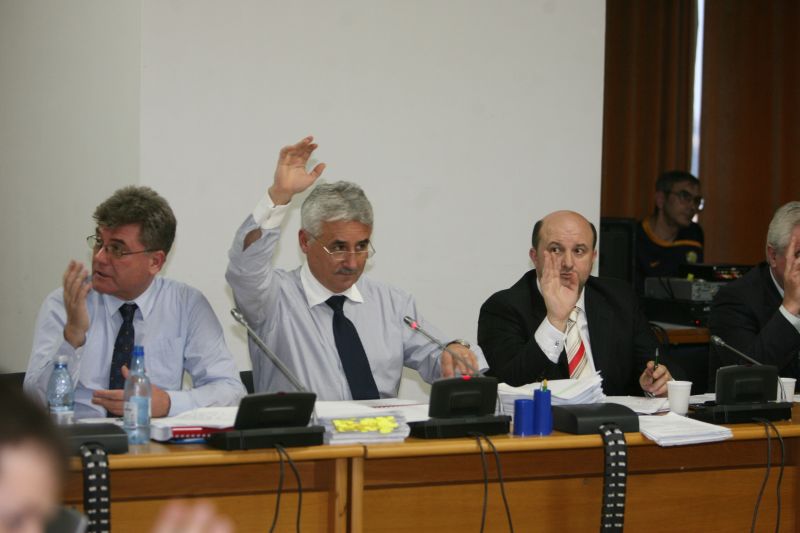 Costurile creditelor, "tocate" în Comisia de buget-finanţe