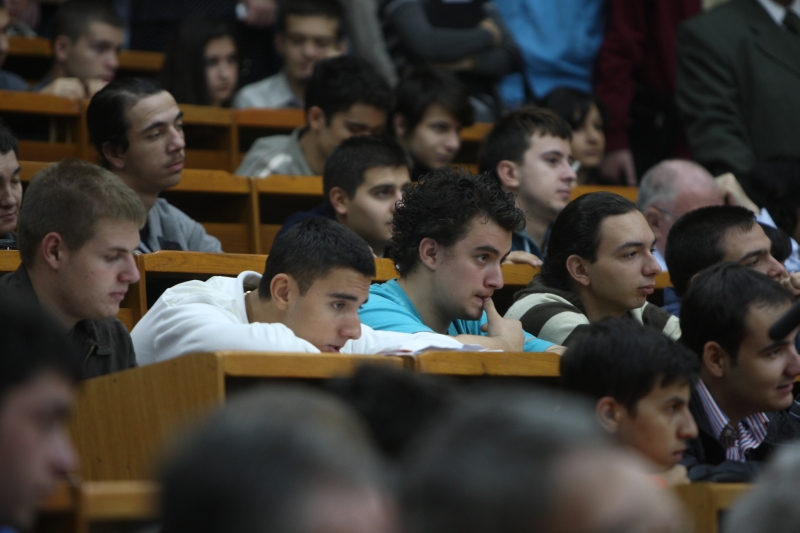 Cum o duc studenţii în criză