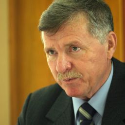 Dispute în Senat pe legea educaţiei. Boc, din nou la mâna lui Hărdău