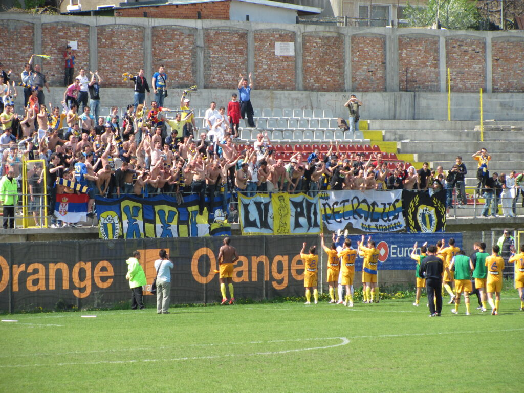 Fani ai echipei Petrolul, cercetaţi pentru furt