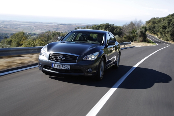 Infiniti se ia după Audi, BMW şi Mercedes-Benz cu o berlină bine echipată pentru întrecerile de la grupa mare