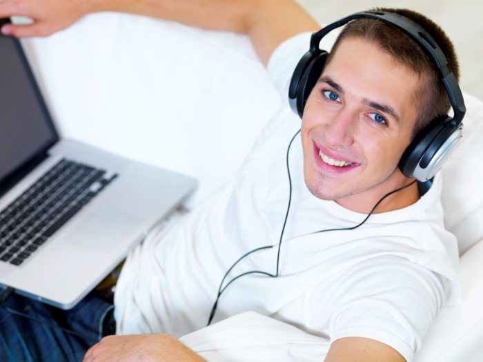 Liceenii români au dat televizorul pe Facebook