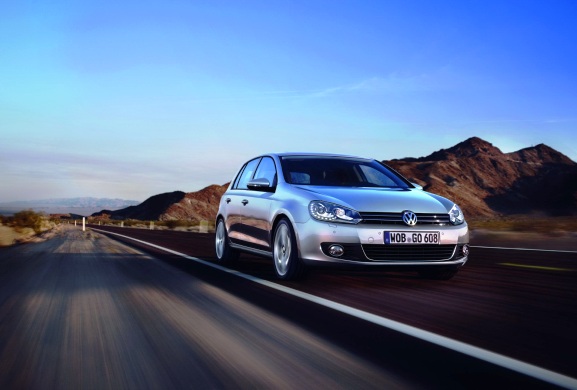 Modelul Volkswagen Golf, împodobit şi el cu două salbe de LED-uri