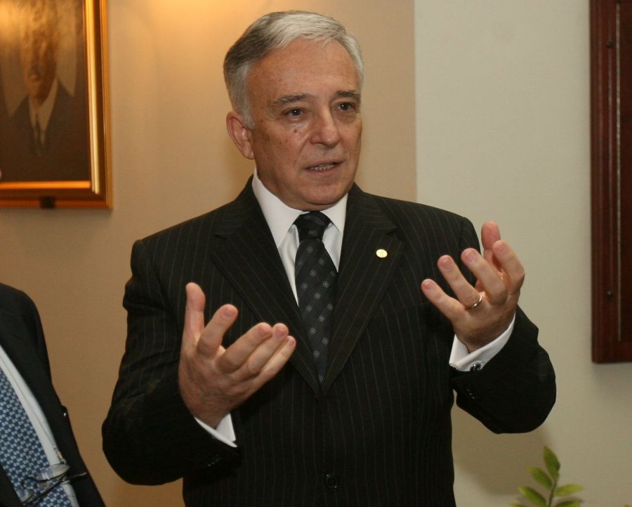 Mugur Isărescu: "Creditele în lei vor fi convertie în euro, la un curs stabilit de BNR cu Guvernul şi UE"