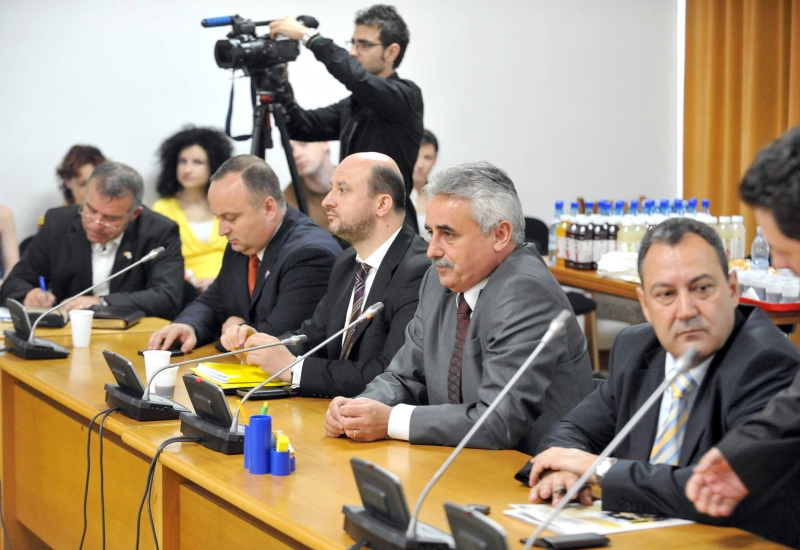 Ordonanţa creditelor aşteaptă după deputaţi