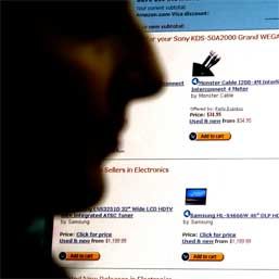 Persoane anchetate pentru fraude bancare, sprijinite de angajaţi ai Primăriei Capitalei