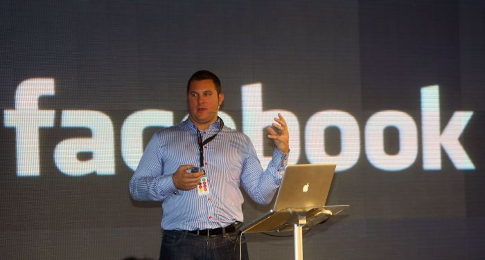 Petrecem o săptămână pe an socializând pe Facebook