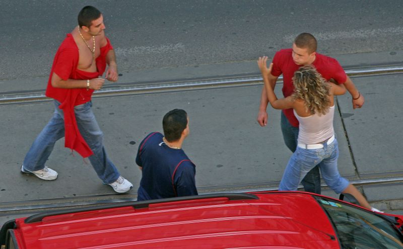 Scene de "bătaie conjugală" de Ziua împotriva violenţei