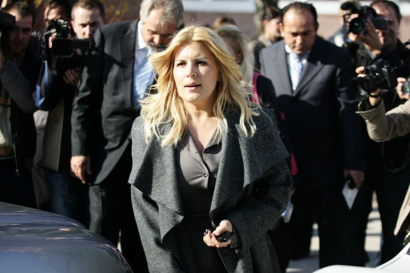 Senatorii iau bani din ministerul lui Udrea să-i dea lui Botiş