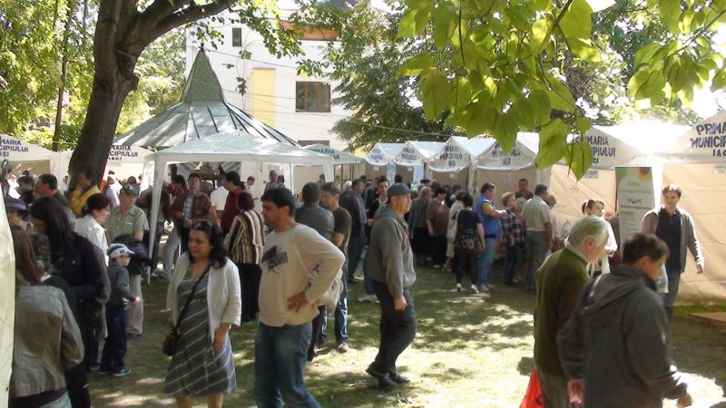 Târg de produse ecologice, la o biserică din Iaşi
