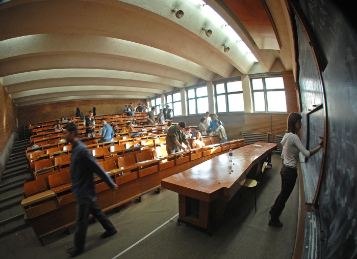 "Ce e acela un ziar?" "O marfă!" "Excepţional răspuns!"