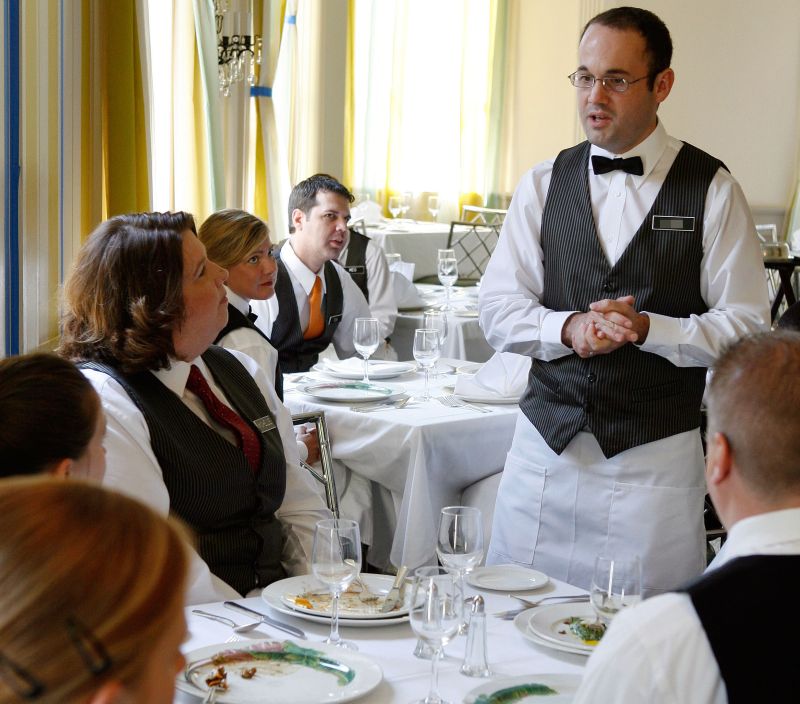 Ce-şi doresc patronii: vânzători, ospătari şi bucătari