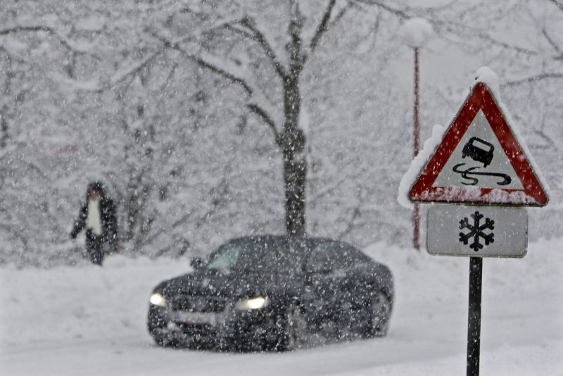 Iarna e punctuală: jumătate din ţară, sub cod galben. Vezi unde se circulă cu dificultate