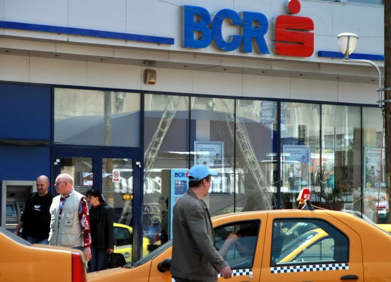 Jaf la o bancă din Capitală. Hoţii au spart geamul casieriei