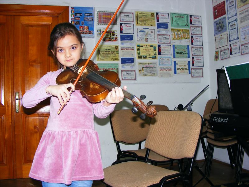 Karina, fetiţa care vrea fie "doctoriţă de analize"