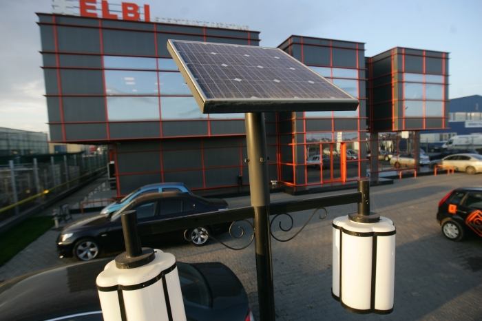 Străzi inundate de lumina Soarelui la miezul nopţii