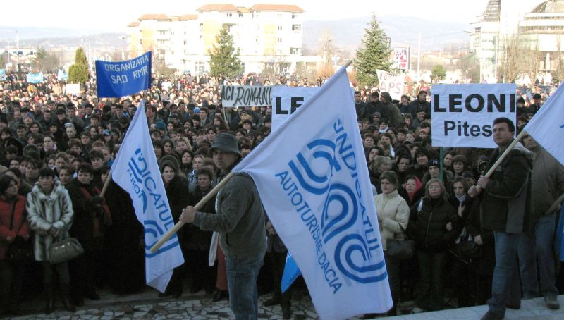 10.000 de angajaţi de la Dacia către guvernul Boc: ''Hoţii! Hoţii!''