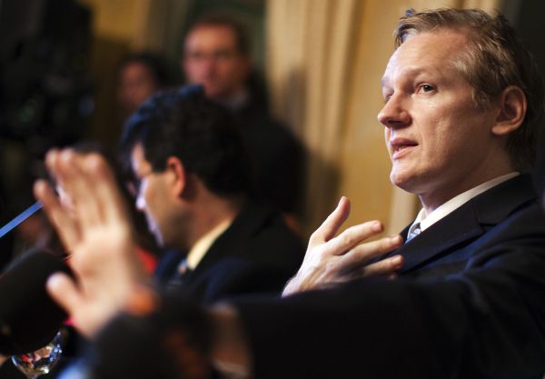 Assange: Oficiali arabi au spionat pentru SUA