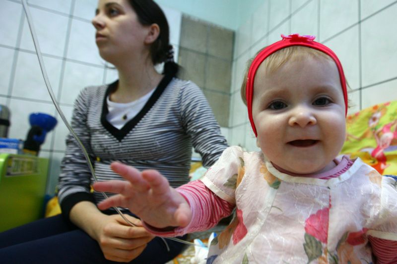 Bebeluşii care aşteaptă un transplant de ficat