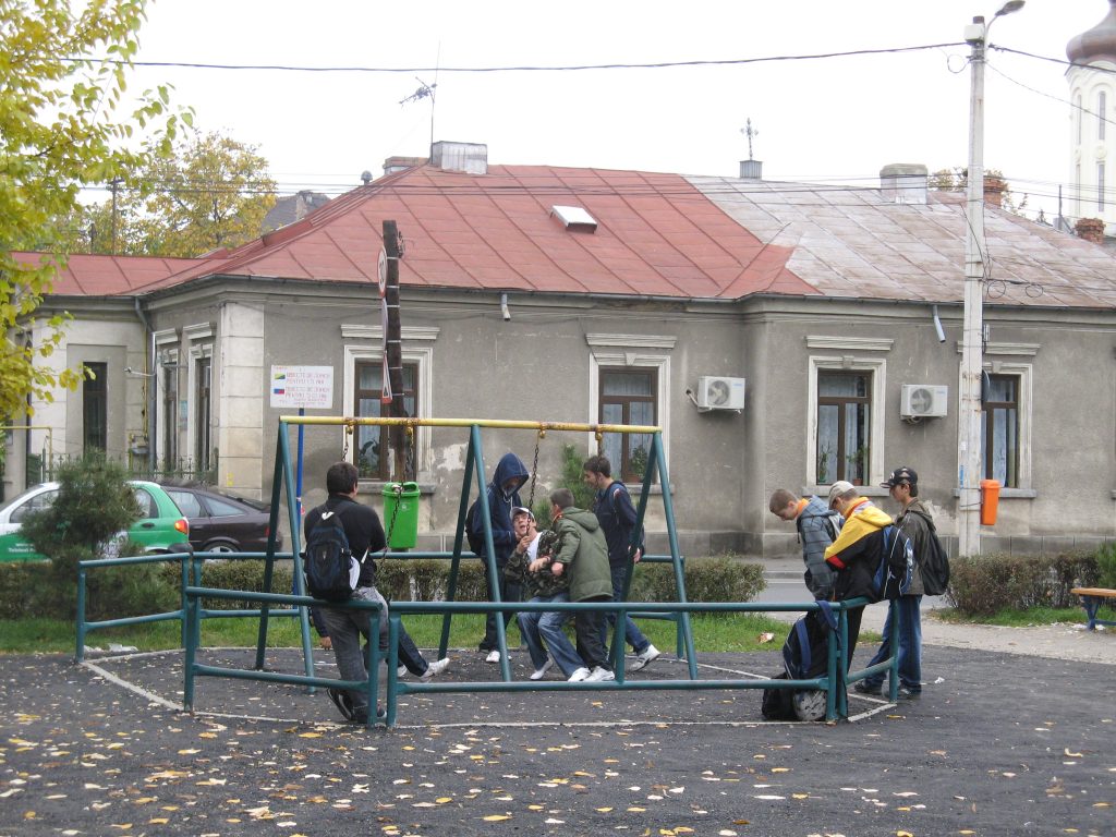 Cum se taie alocaţia de ajutor a familiilor sărace în funcţie de numărul de absenţe al copiilor