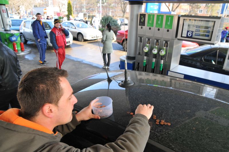 De ce nu au reușit românii să determine ieftinirea benzinei?
