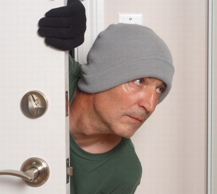 Hoţ care se dădea drept medic, arestat