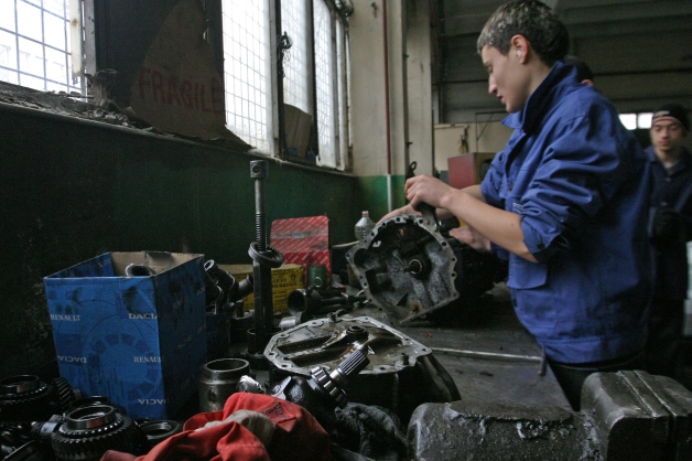 Învăţământul tehnic, tras pe dreapta