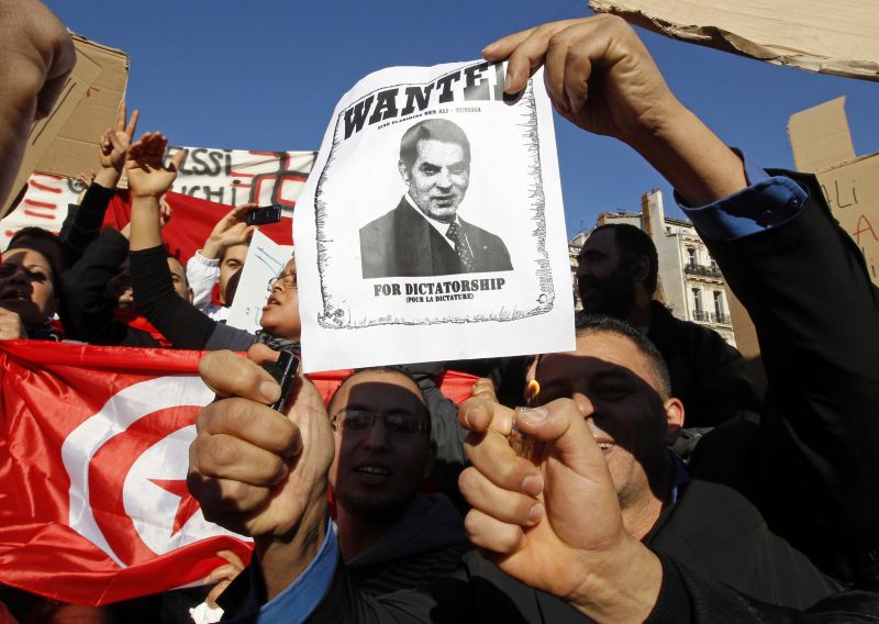 Lumea arabă se ridică împotriva dictatorilor longevivi