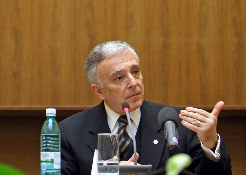 Mugur Isărescu: "Dobânzile la creditare sunt încă ridicate"