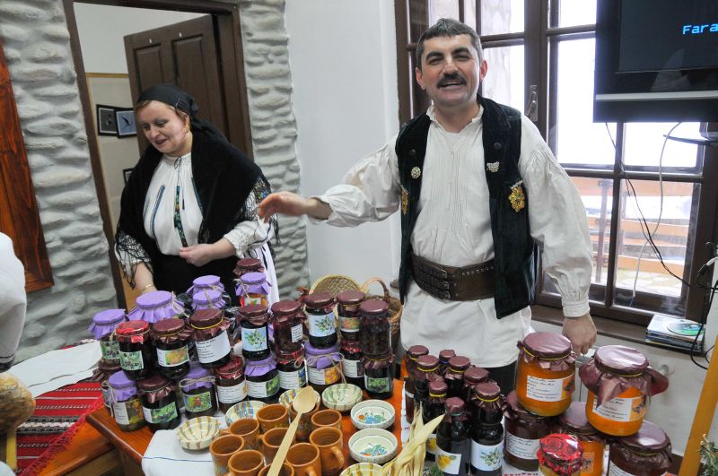 Obiceiul şezătorilor, reînviat la poalele Retezatului | FOTOREPORTAJ