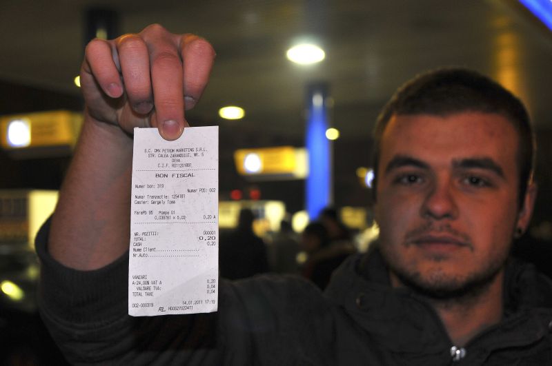 Plata cu mărunţiş blochează benzinăriile din numeroase oraşe