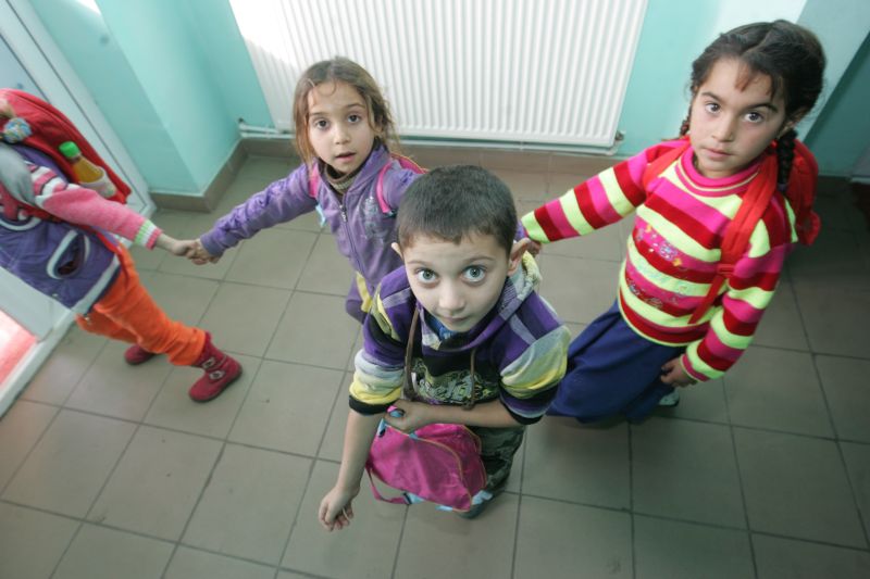 Şcolile sărace pot primi 15.000 de lei pentru elevii cu risc de abandon
