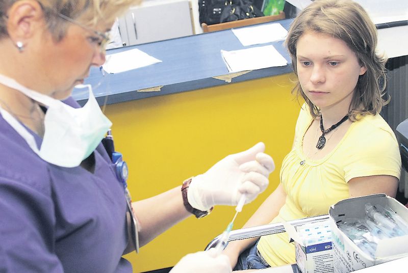 Vaccinarea fetelor împotriva cancerului de col uterin, influenţată de mame