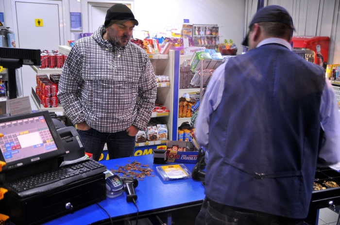 Val de proteste: românii plătesc benzina în monede de 5 bani