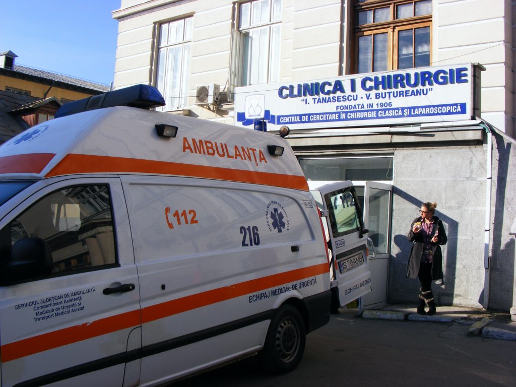 Vânător împuşcat accidental în gât, ajuns în stare gravă la spital
