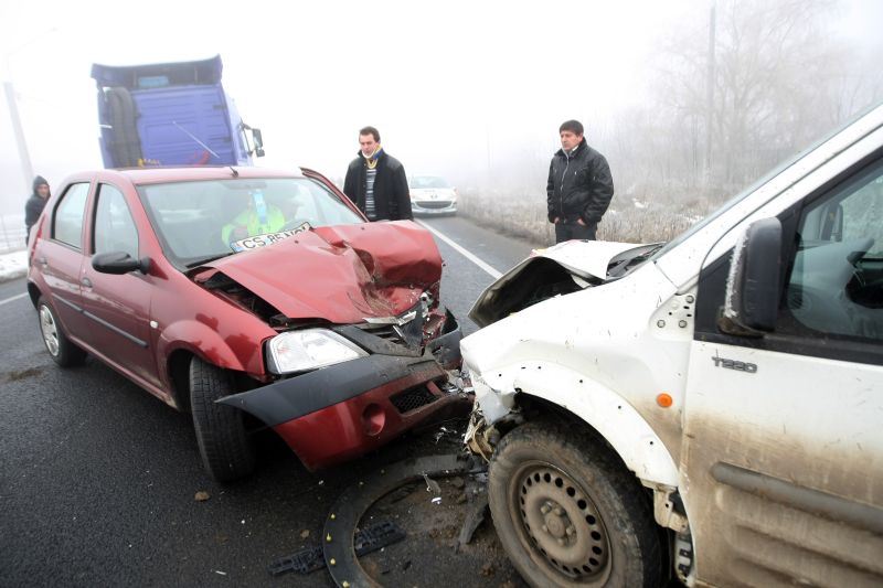 Ceaţa provoacă accidente rutiere şi paralizează aeroportul din Timişoara