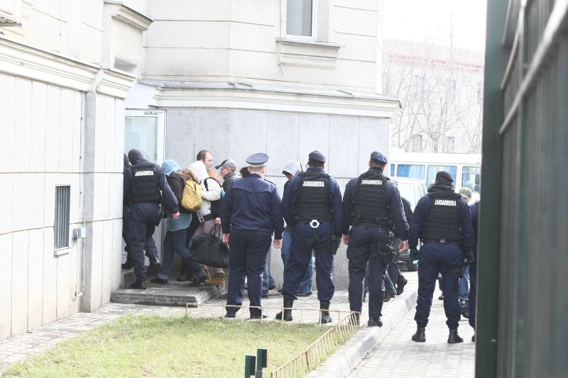 Dialog "emoţional" între poliţiştii de frontieră de la Albiţa: "Băi, m-am plictisit de bani, băi!"